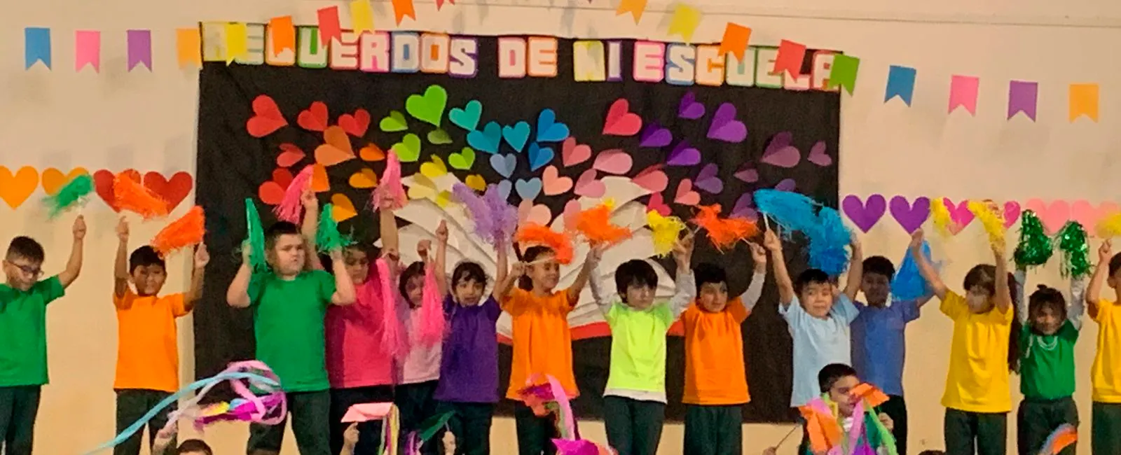 Foto de los alumnos en un acto muy colorido