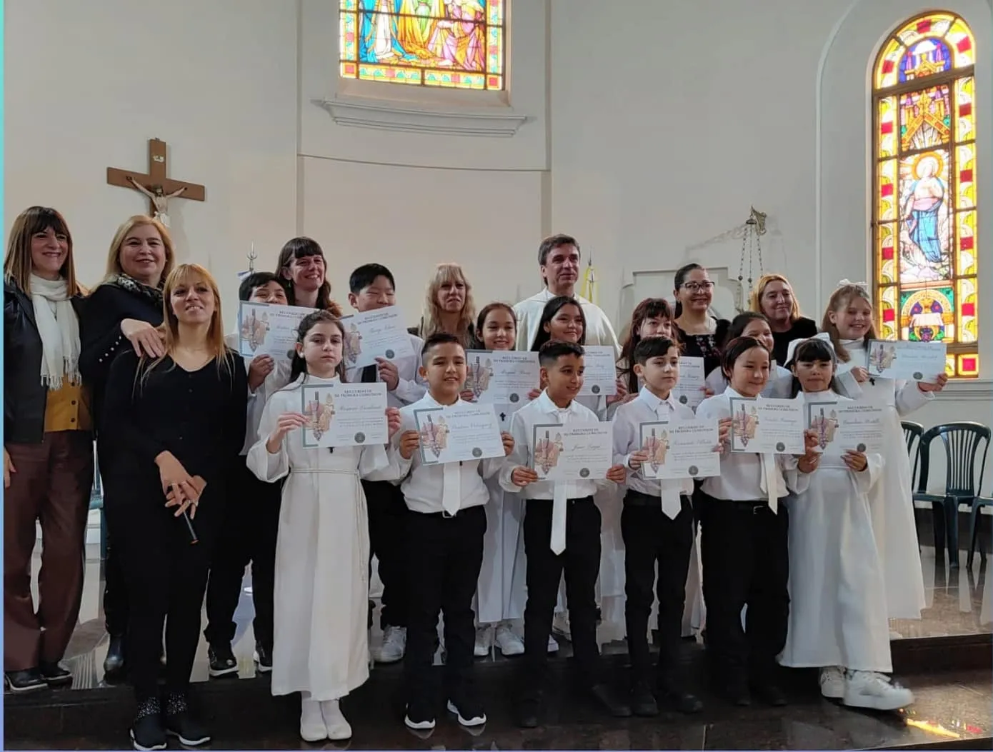 Foto de los alumnos en la iglesia luego de tomar su primera comunión